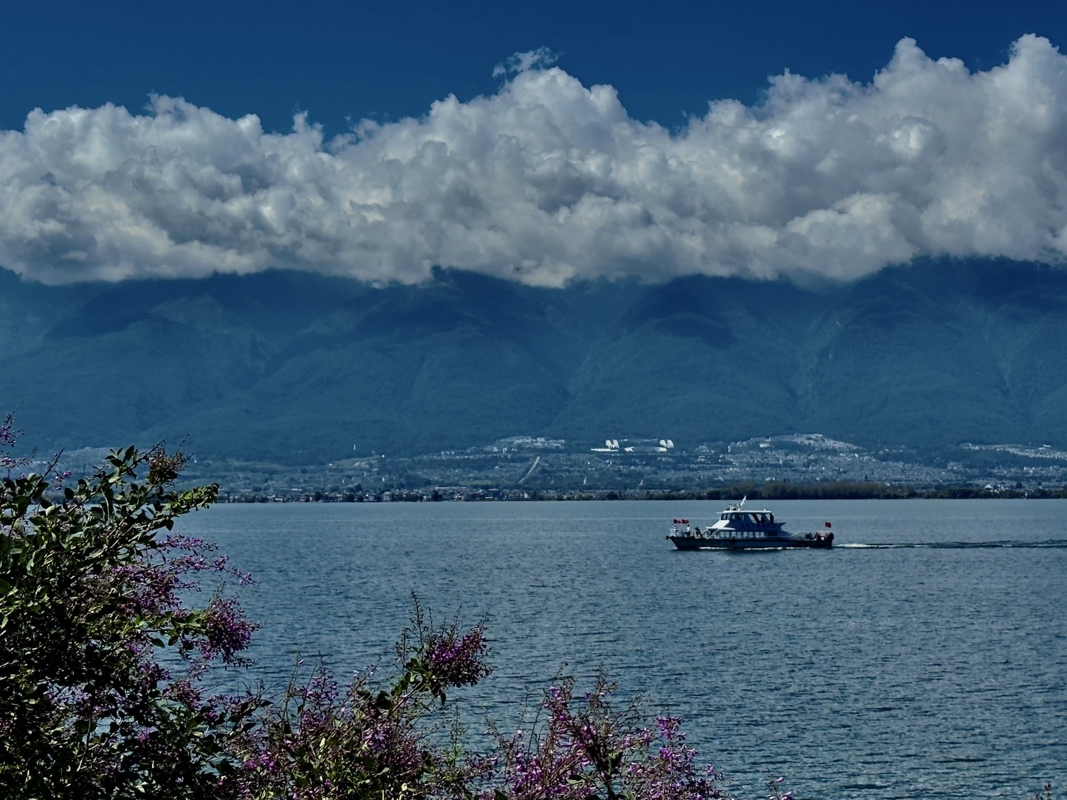 湖面、群山与云层构成的风景画面